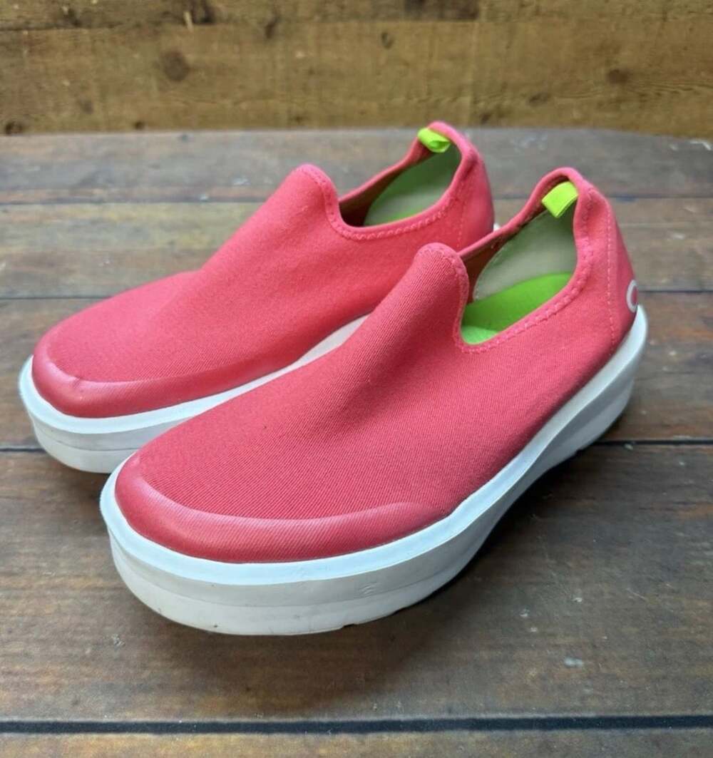 Oofos OOmg eeZee Low Size W6.5 Neon Berry Recovery Shoes